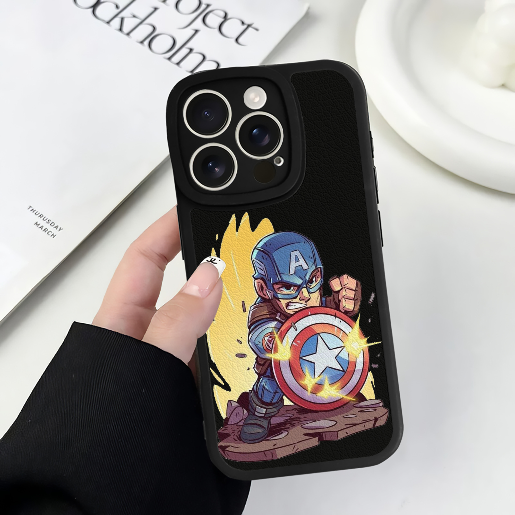 （画像用） アベンジャーズ The Avengers 【iPhone 16シリーズ対応】シリコンスマホケース（レザー調） 材質：シリコン